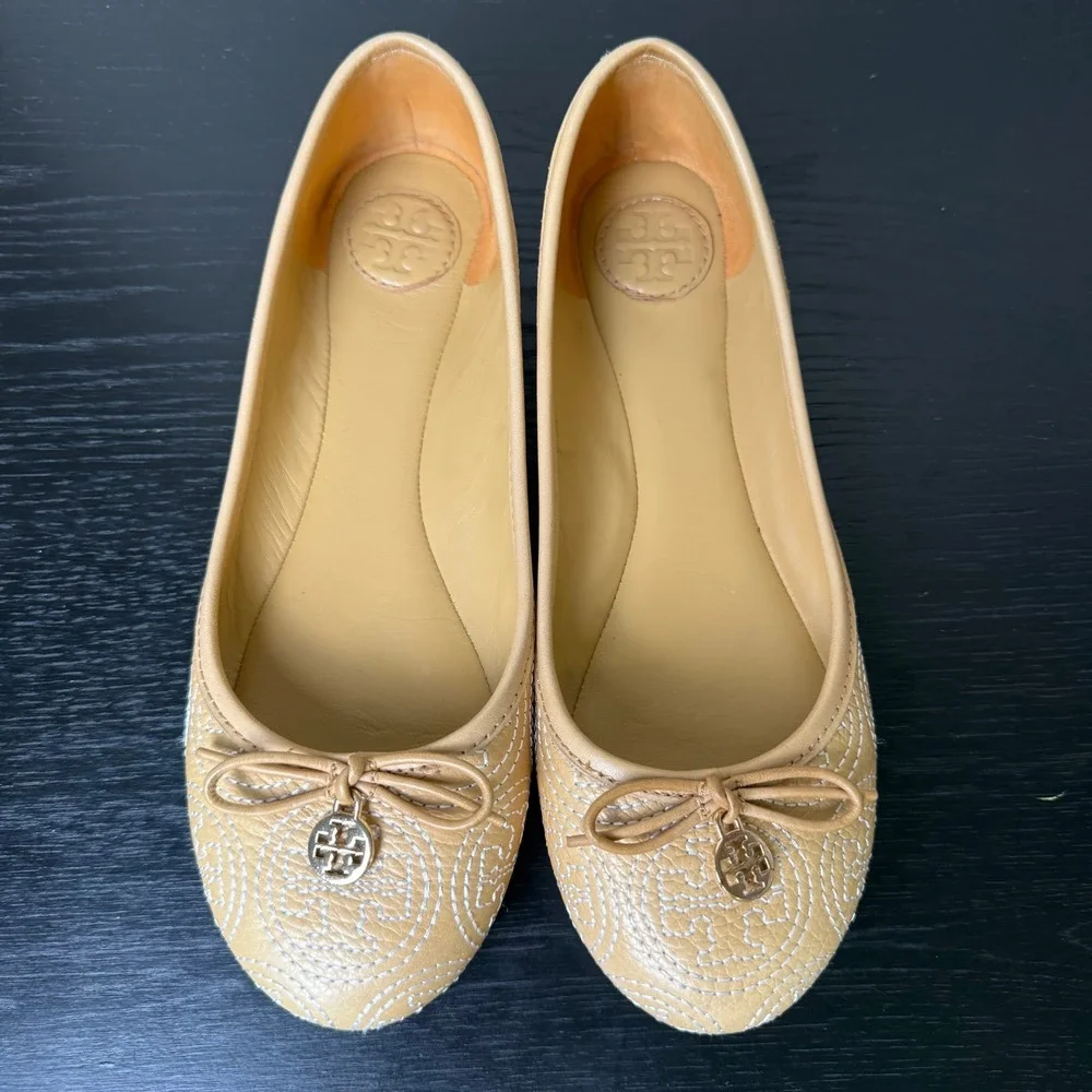 Tory Burch Tan Leather Logo Stitched Ballet Flats Preppy Trendy Gold Charm 6.5M